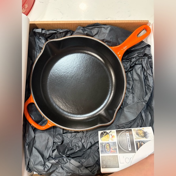 New Le Creuset Signature handle 10.25inch Enamel Cast Iron Skillet MSRP:$230 - Picture 3 of 8